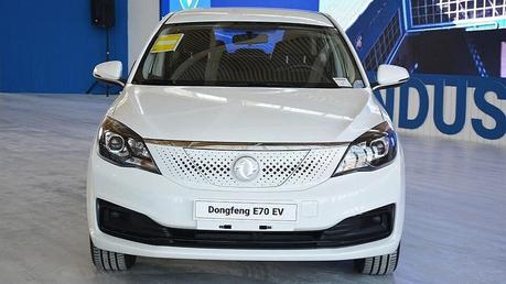 قیمت خودرو برقی دانگ فنگ E۷۰ اعلام شد + عکس
