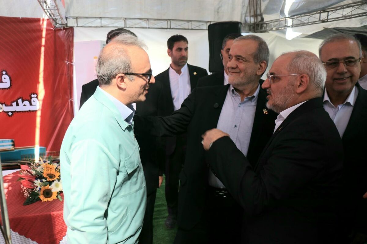 بازدید رئیس‌جمهور از غرفه فولاد هرمزگان در نهمین سفر استانی
