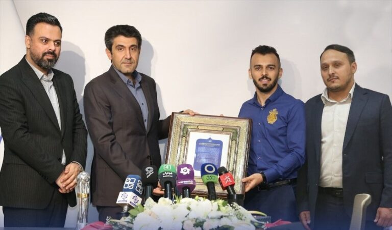 تقدیر از سالار آقاپور، بازیکن تیم فوتسال گهرزمین، به عنوان بهترین بازیکن فوتسال آسیا