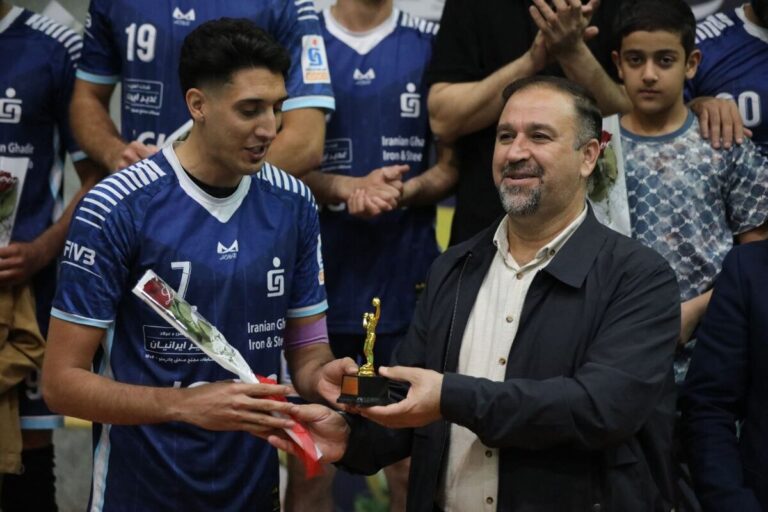 مصطفی هاتفی از غدیر ایرانیان، بهترین بازیکن مسابقات والیبال قهرمانی مجتمع صنعتی چادرملو شد