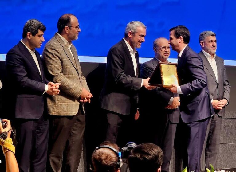  گواهی سپرده کالایی گندله چادرملو رونمایی شد / اهدای لوح افتخار برترین‌های بورس کالا به مدیرعامل چادرملو